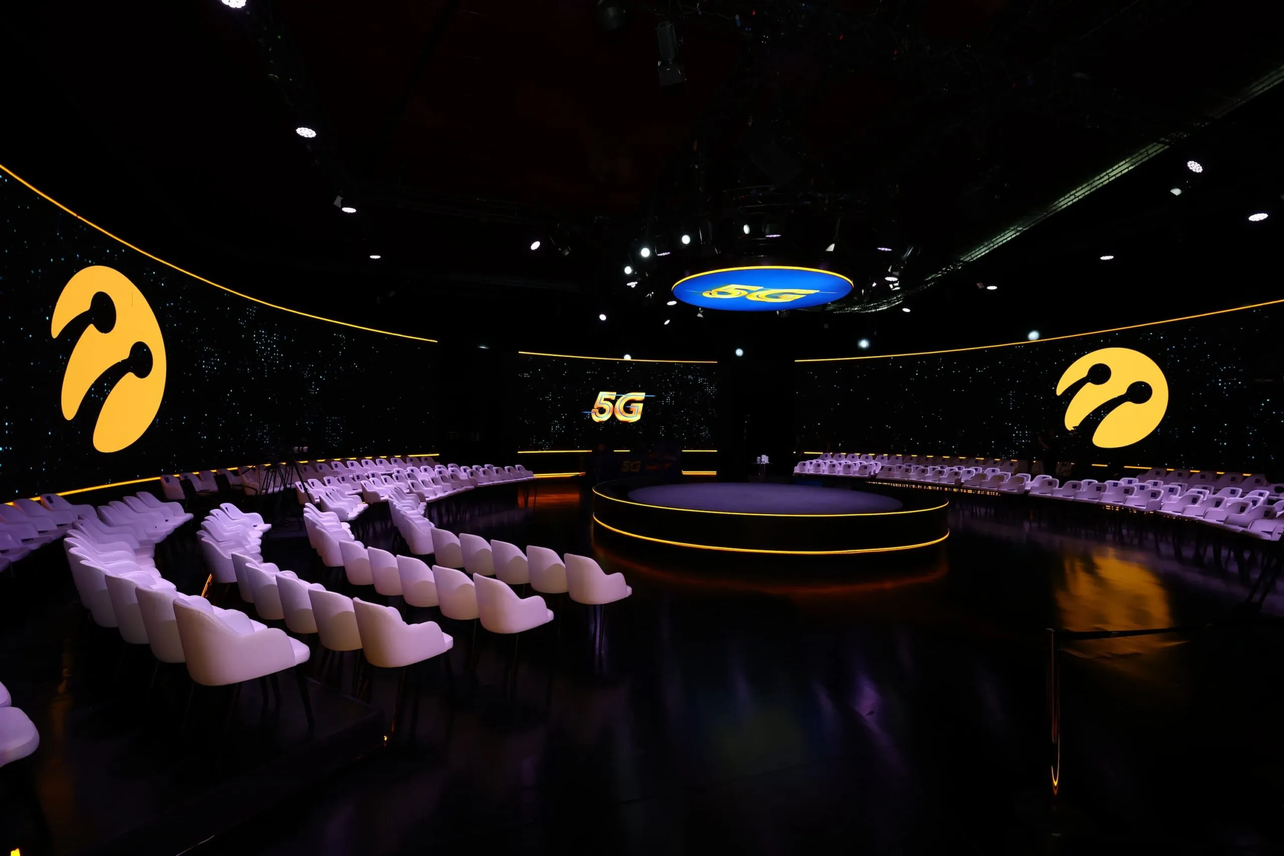 The room before the doors open: white chairs in curved rows around the empty circular stage